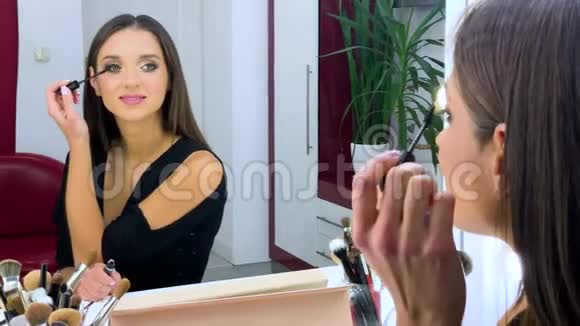 美容和化妆概念用刷子做专业化妆的美女特写肖像视频的预览图