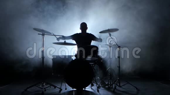 精力充沛的音乐在表演专业鼓手黑色背景剪影视频的预览图