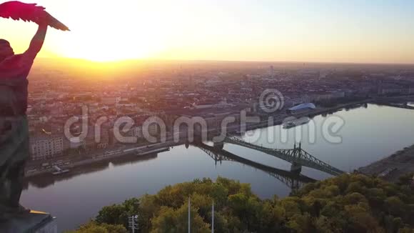 匈牙利布达佩斯Gellert山自由女神像的4K鸟瞰图自由桥和布达佩斯天际线视频的预览图