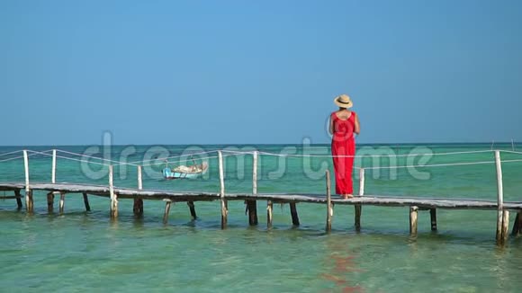 两帧视频穿着红色长裙走在码头上的美女PhuQuoc岛女人喜欢别人的看法视频的预览图