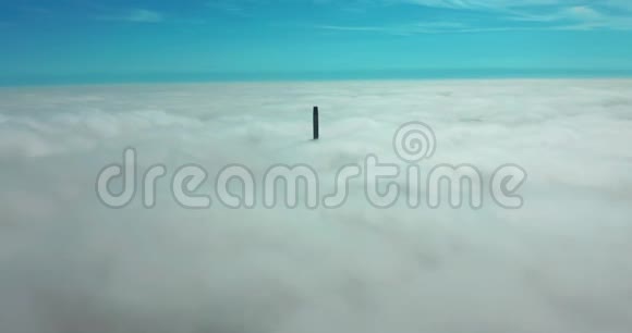 在云中飞翔在云中飞翔云层在镜头上移动在云端飞行视频的预览图