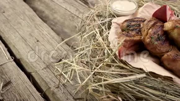 烤小牛肉牛排视频的预览图