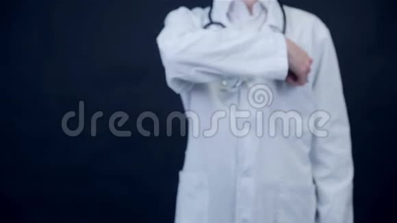 无法辨认的医生的手把药片放进照相机里竖起大拇指视频的预览图