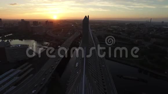 温暖的傍晚橙色日落在波士顿市中心的现代摩天大楼上空4k空中无人机城市景观全景视频的预览图