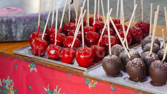 巧克力和坚果中的焦糖苹果街头食品视频的预览图