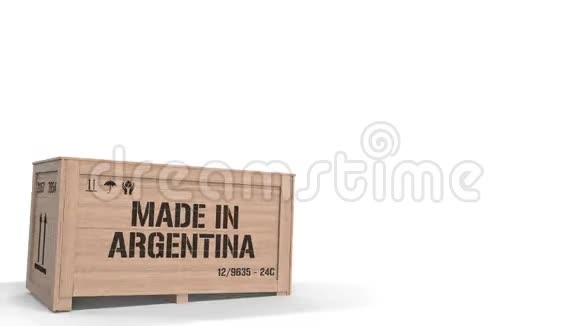 木箱与印刷的MADE在阿根廷文字在白色背景阿根廷工业生产相关3D视频的预览图