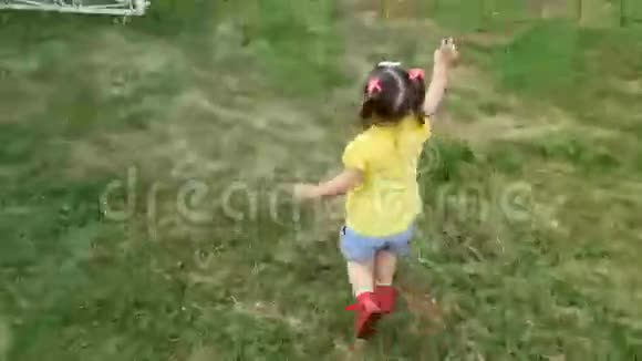 小女孩正在公园里跑步视频的预览图