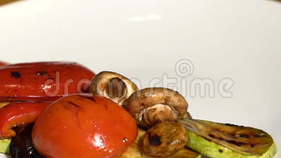 烤蔬菜芦笋西葫芦红辣椒蘑菇特写视频的预览图