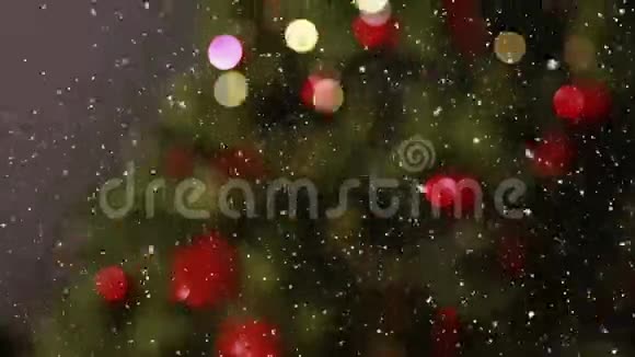 在模糊的圣诞树灯视频上播放雪花视频视频的预览图