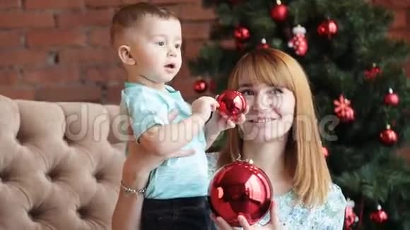 快乐的母亲和小儿子庆祝圣诞节视频的预览图