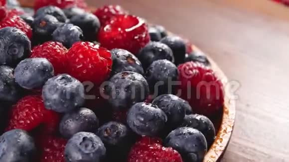 蓝莓和覆盆子的堆视频的预览图