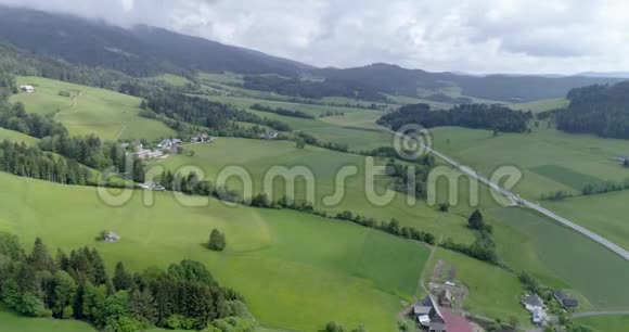 空中无人驾驶飞机欣赏绿色草地的美丽自然视频的预览图