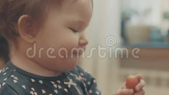 小宝宝吃番茄然后咯咯地吃酸视频的预览图