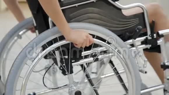 医院走廊里一个坐轮椅的年轻女孩视频的预览图