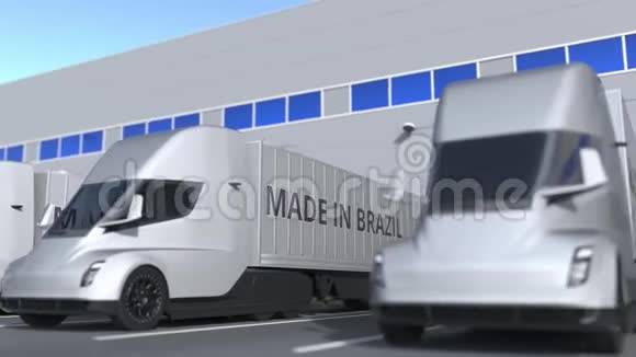 现代半挂车卡车与MADE在BRAZIL文本被装载或卸载在仓库巴西商业相关视频的预览图
