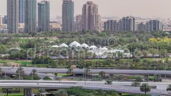 迪拜高尔夫球场背景是空中时间推移有一个城市景观Gereens和Tecom地区视频的预览图