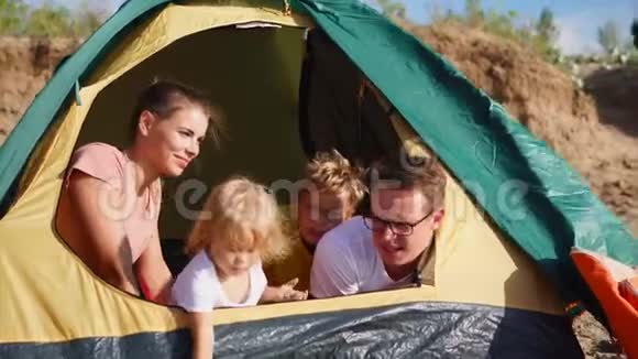 家庭在农村度假视频的预览图