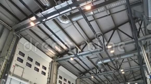 现代工业建筑中的通风系统视频的预览图