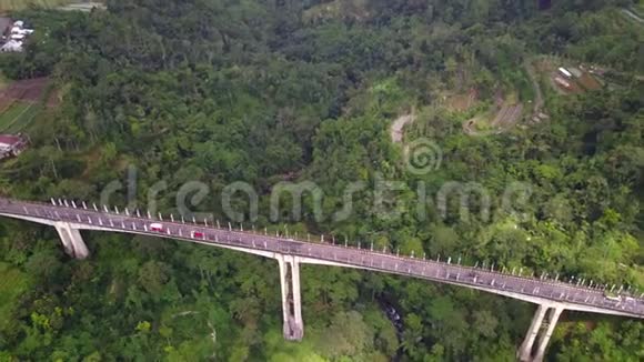 巴厘岛TukadBangkung桥的空中风光视频的预览图