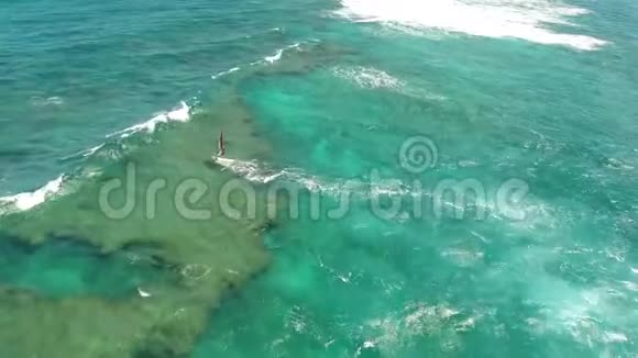 在巨大的白色泡沫海浪中冲浪在深蓝色绿松石海水中坠毁令人惊叹的4k空中无人机相机海景视频的预览图