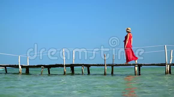 两帧视频穿着红色长裙走在码头上的美女PhuQuoc岛女人喜欢别人的看法视频的预览图