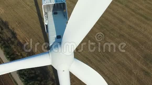 风力涡轮机的空中摄影涡轮叶片的最大接近视频的预览图
