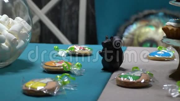 玩具松鼠靠近美味的甜点视频的预览图