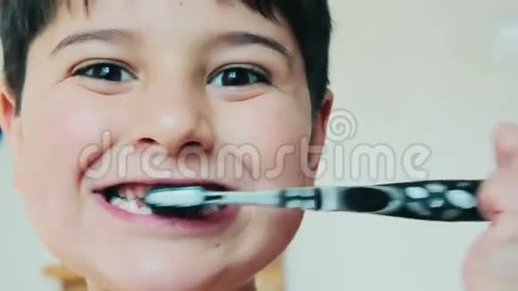 幼儿用牙刷清洁牙齿视频的预览图