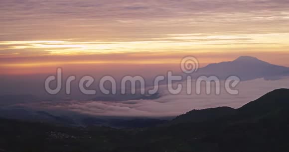 雾蒙蒙的帝昂高原的时间流逝视频的预览图