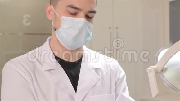 牙医戴无菌手套视频的预览图