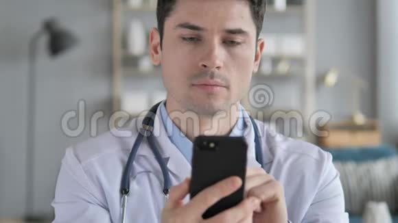 医生用智能手机上网视频的预览图