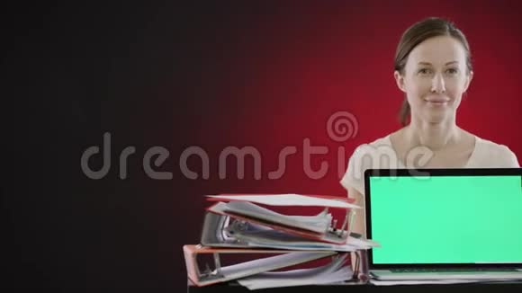 女人展示蓝色平板电脑视频的预览图