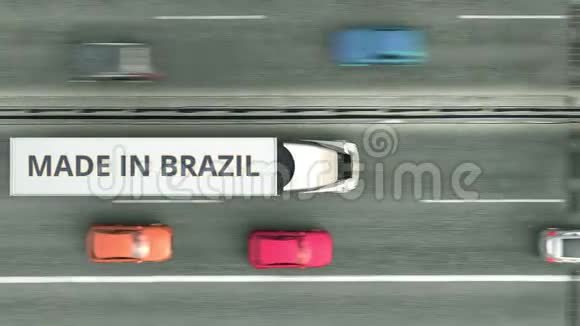 半挂车的高空俯视图带有MADE的BRAZIL文本沿公路行驶巴西商业视频的预览图