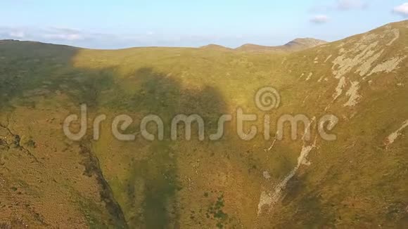 山岭的鸟瞰图在阳光明媚的夏日飞越山顶视频的预览图