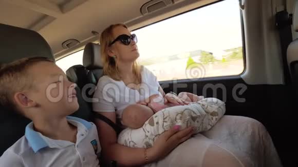 母亲带着两个孩子乘车旅行视频的预览图