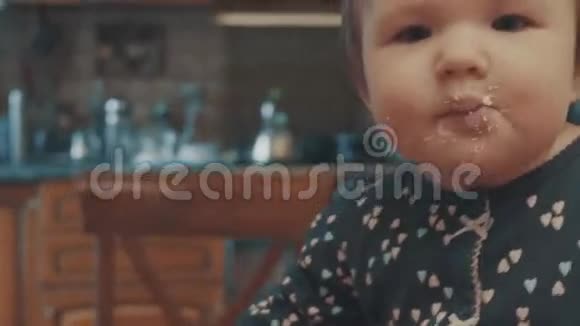小宝宝坐在桌子上吃饼干面包屑视频的预览图