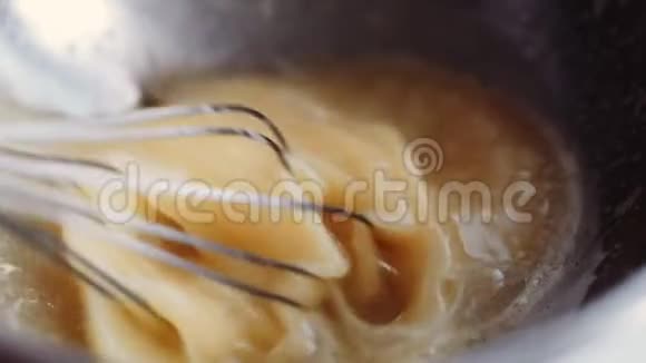 厨师用搅拌器搅拌面团的原料视频的预览图