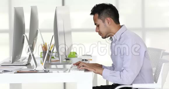 亚洲商人在键盘上打字视频的预览图