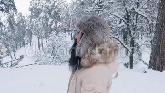 冬雪森林中戴帽子的年轻美女画像视频的预览图