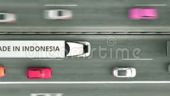 半挂车的高空俯视图与MADE在印度文字沿道路行驶印度尼西亚商业视频的预览图