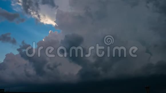 大片乌云在雷声覆盖蓝天之前视频的预览图