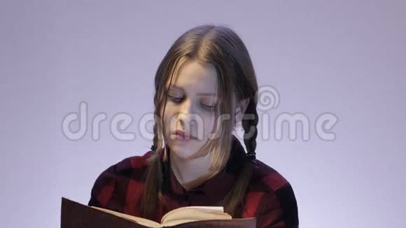 无聊的少女读书4UHDK视频的预览图