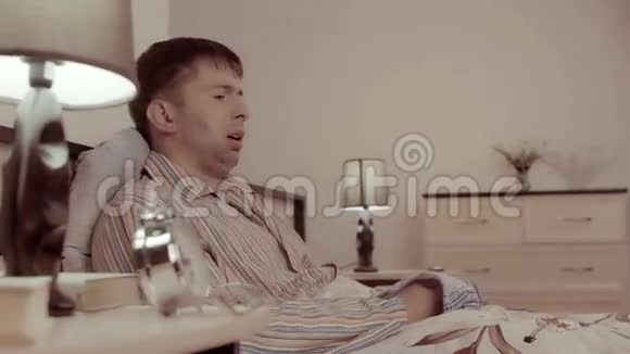 坐在床上的病人用纸巾擦鼻子视频的预览图