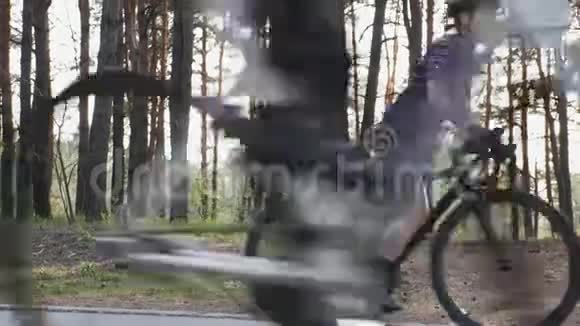年轻的骑自行车的女人开始踩自行车公路自行车三项全能概念视频的预览图