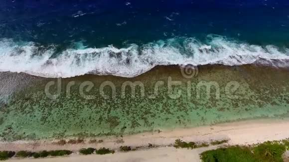 白色泡沫海浪飞溅在塔希提岛海岸线海滩惊人的4k空中无人机海景天际线全景视频的预览图
