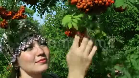 俄罗斯民族服饰姑娘罗万视频的预览图