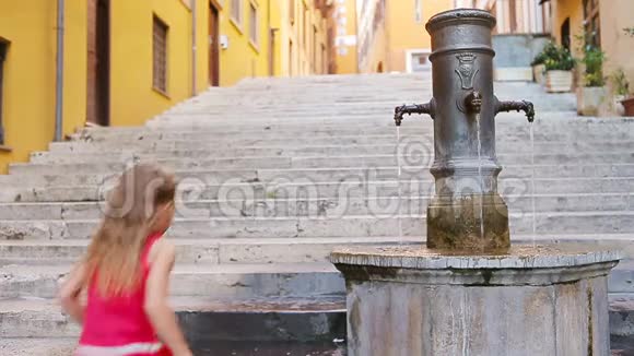 在意大利罗马炎热的夏日小可爱的女孩在外面的水龙头里喝水视频的预览图