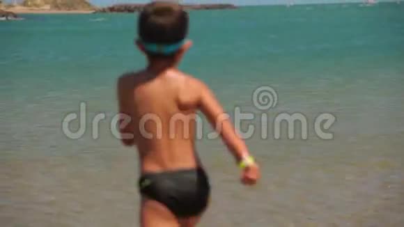 1男孩在海里溅起水花视频的预览图