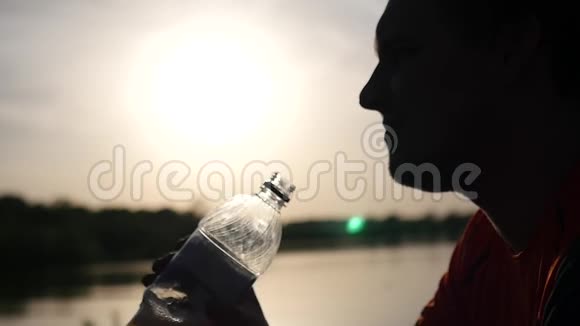 在日落时分用一瓶泡沫饮料来解渴快关门慢动作高清1920x1080视频的预览图