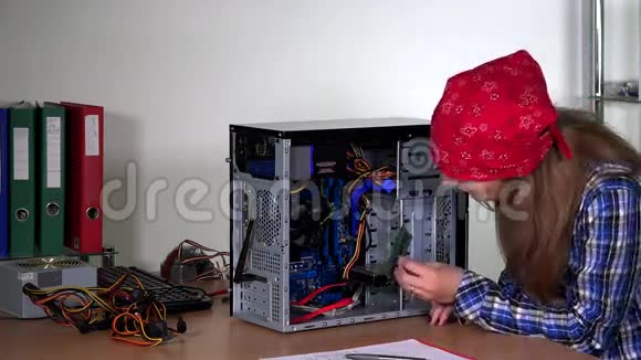 技师女孩升级台式电脑RAM视频的预览图